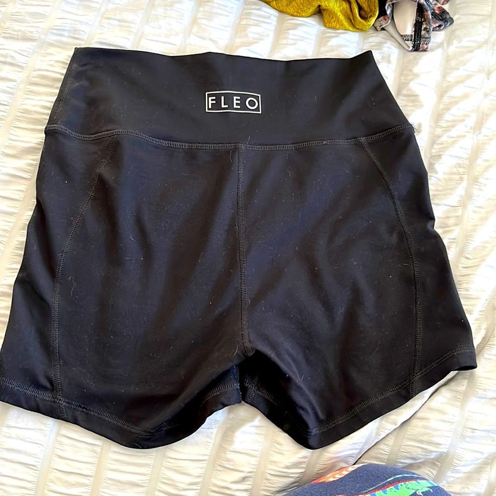 Fleo medium or large  true high rise contour shorts. Like new.
